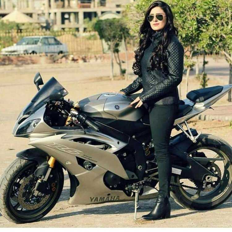 Брюнетка на мотоцикле