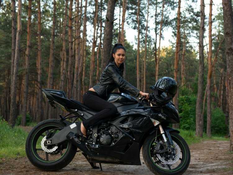 Девушка на мотоцикле