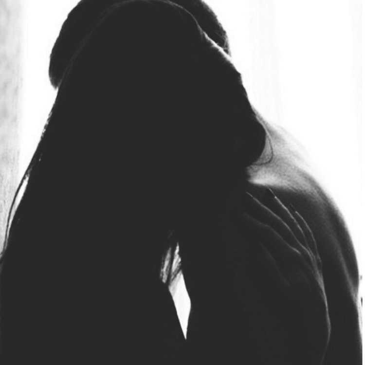 Брюнет и брюнетка со спины