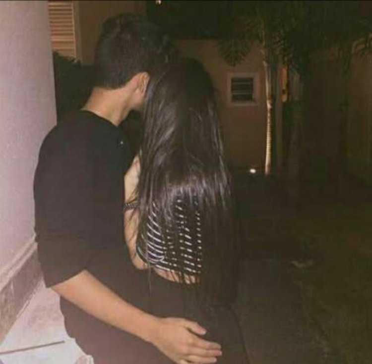 Девушка брюнетка с парнем