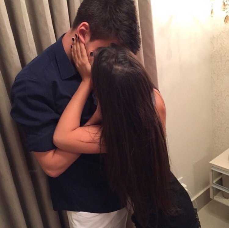 Брюнет и брюнетка