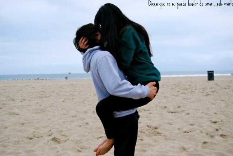 Девушка брюнетка с парнем со спины