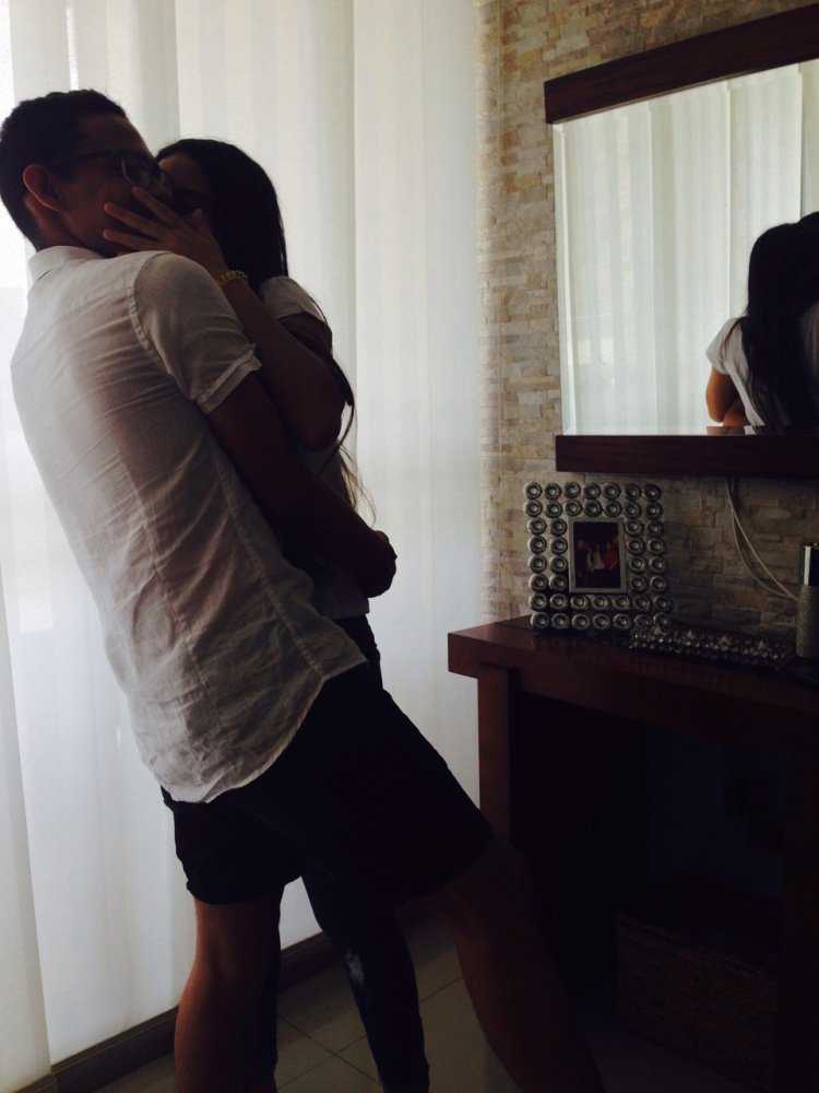 Брюнетка с парнем обнимаются