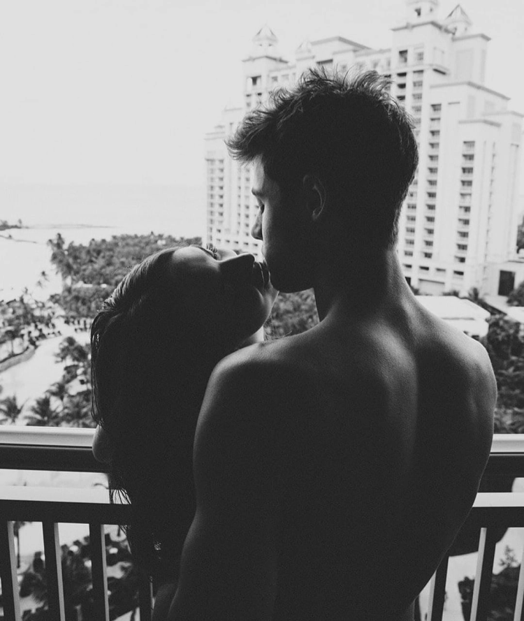 Парень и девушка на балконе