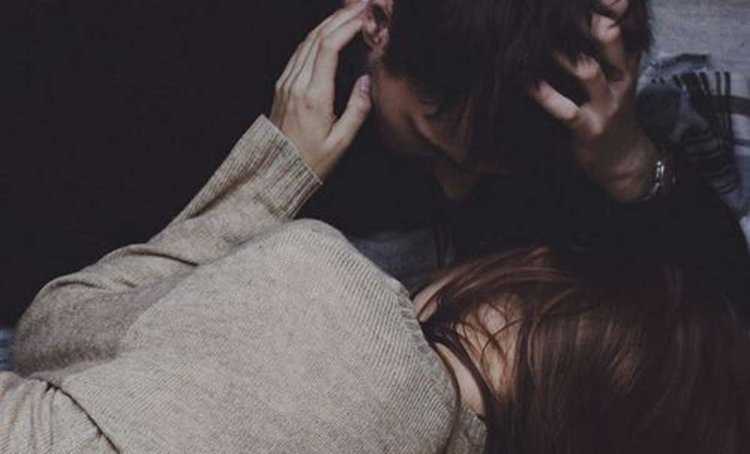 Парень с девушкой обнимаются без лица