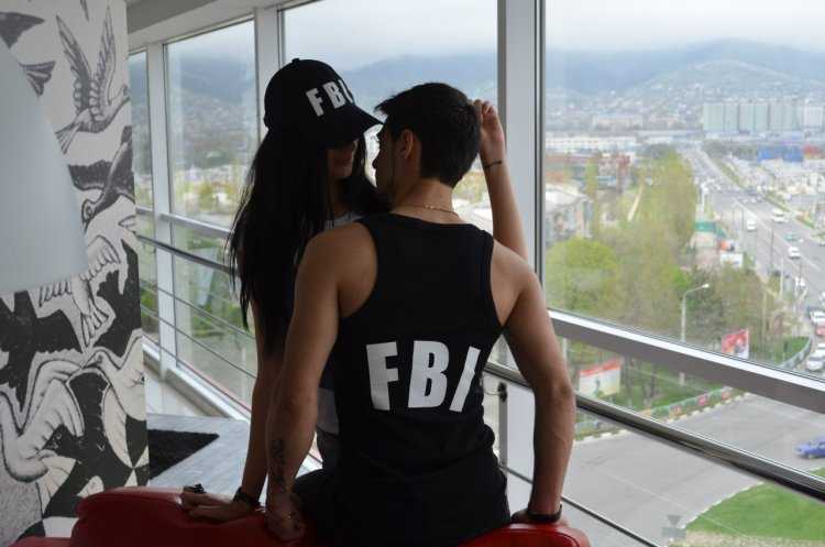 Парень в кепке с девушкой