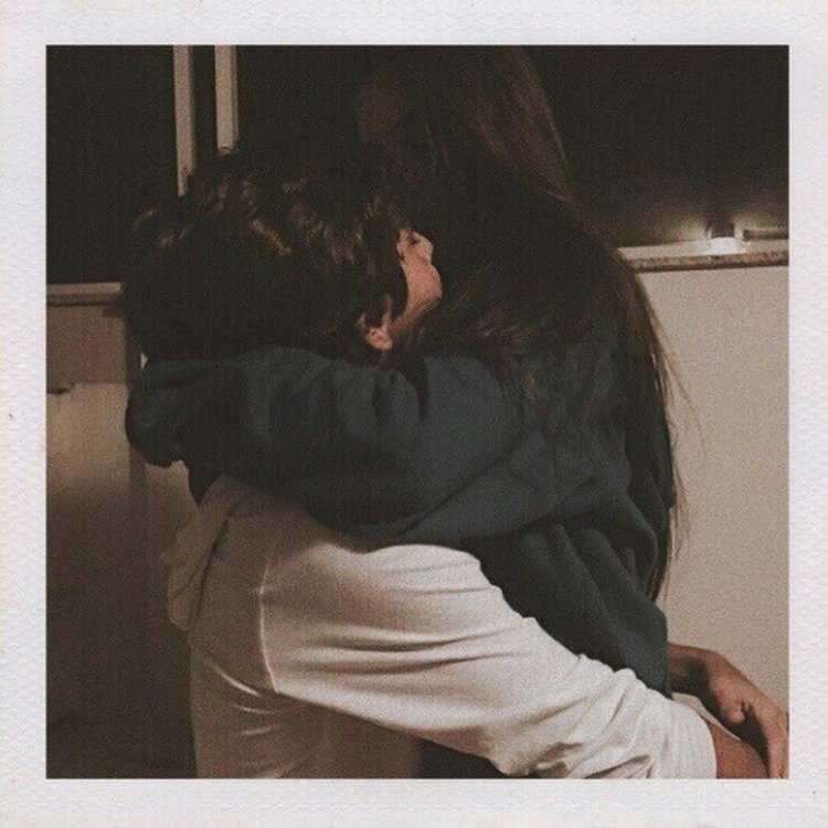 Пара обнимается без лиц