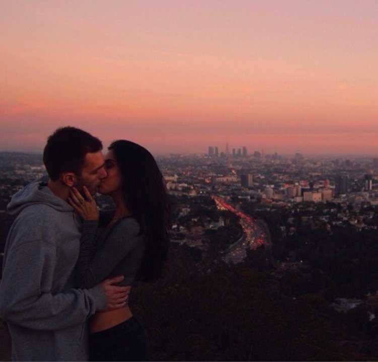 Брюнетка с парнем обнимаются