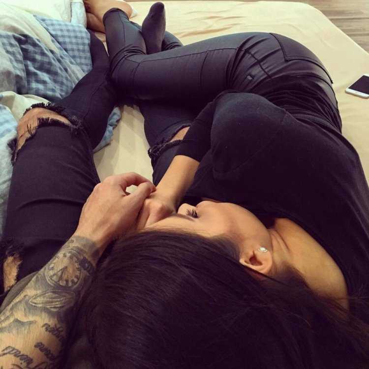 Брюнет и брюнетка