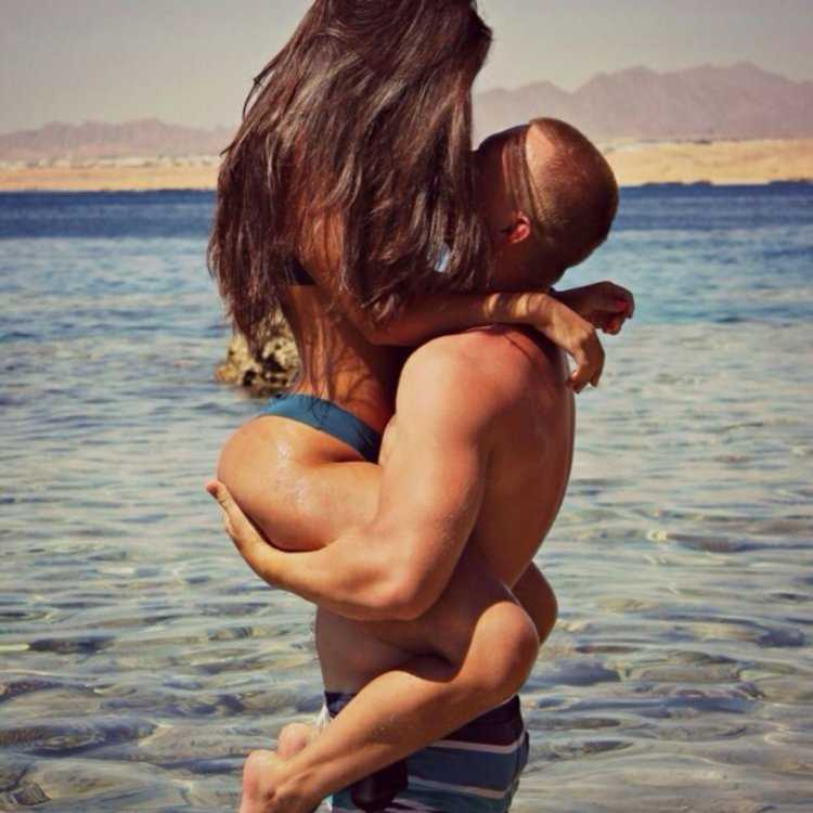 Счастливые пары со спины