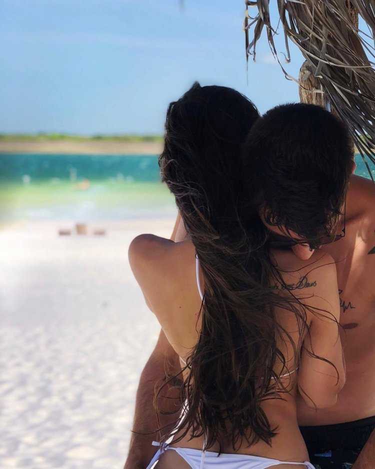 Парень с девушкой на море