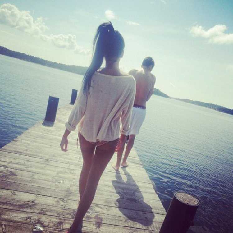 Парень с девушкой на море без лица