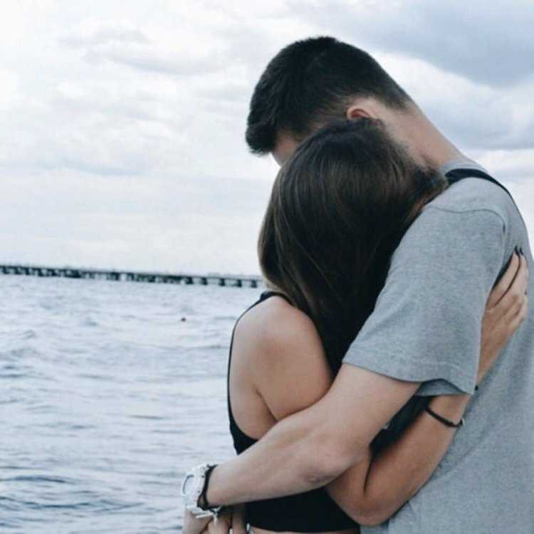 Парень с девушкой в обнимку