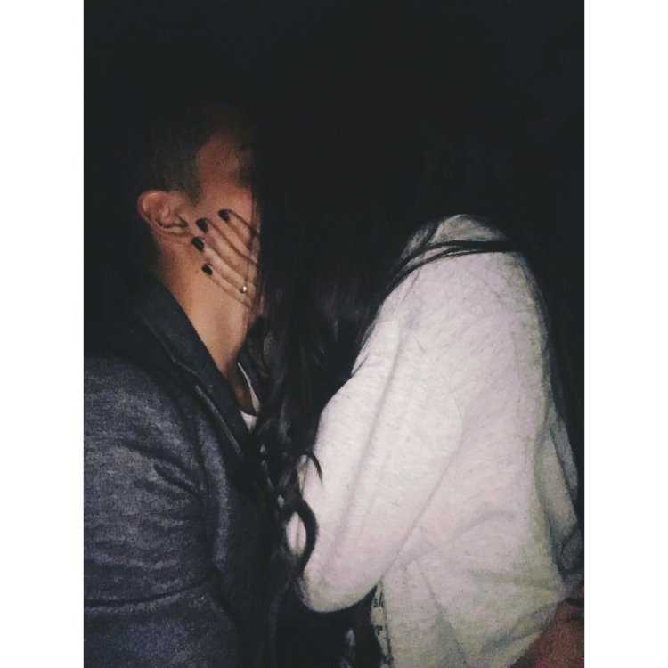 Парень с девушкой без лица