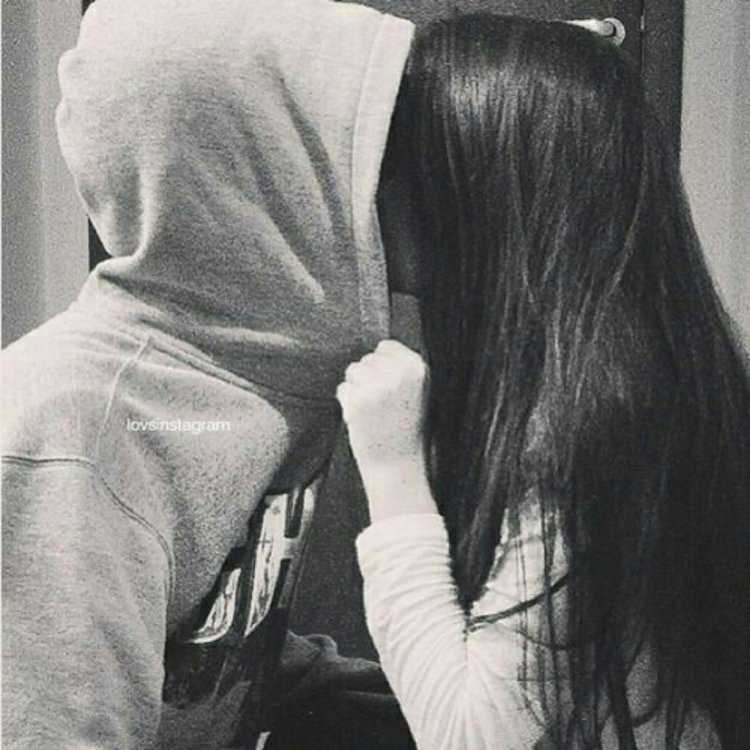 Брюнетка с парнем со спины