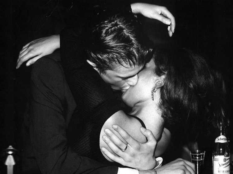 Брюнетка целуется