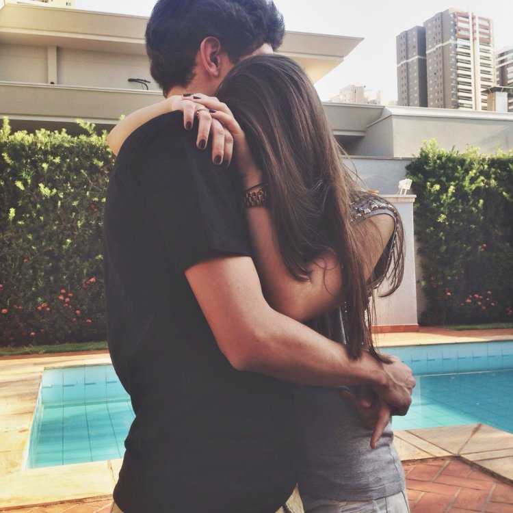 Парень и девушка обнимаются