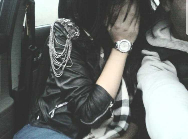 Девушка с чёрными волосами со спины с парнем