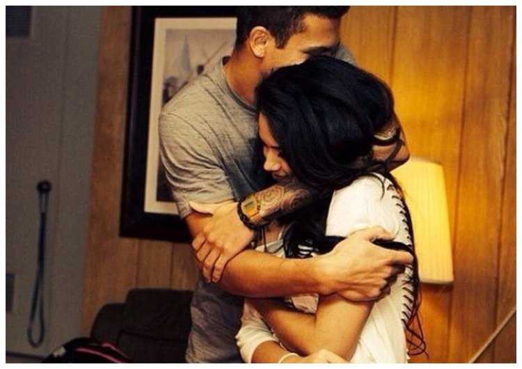 Девушка брюнетка с мужчиной со спины19