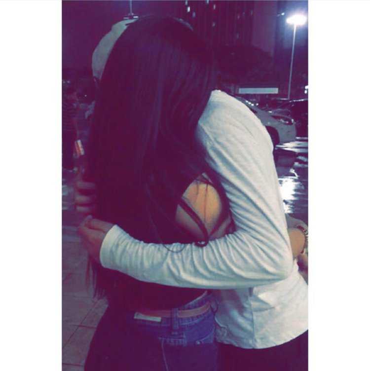 Парень и девушка обнимаются