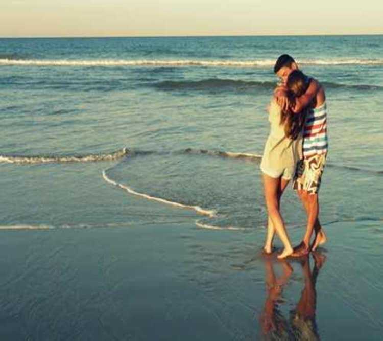 Влюбленные на море без лица