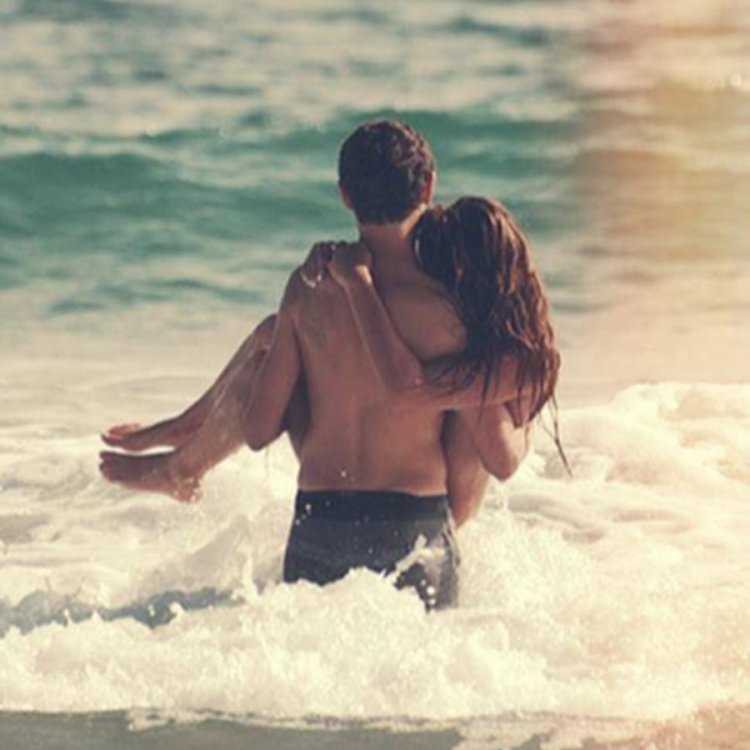 Парень с девушкой на море