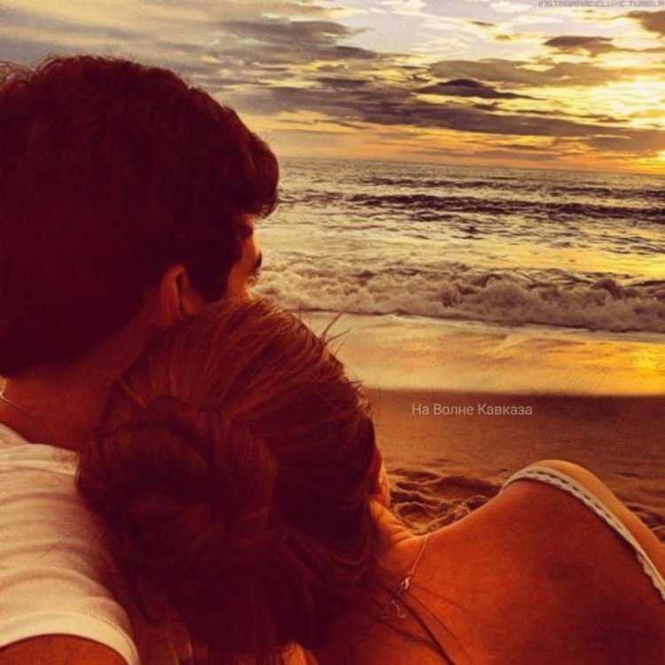 Обнимаю парня на море