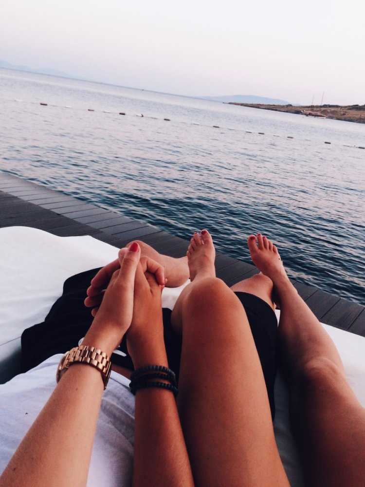 Парень с девушкой на море