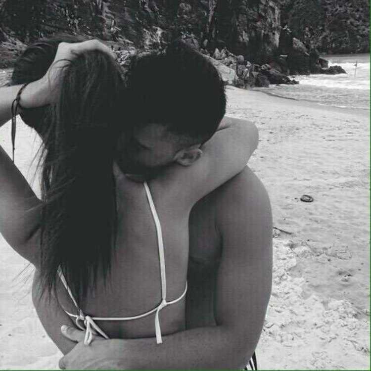 Брюнетка с длинными волосами с парнем