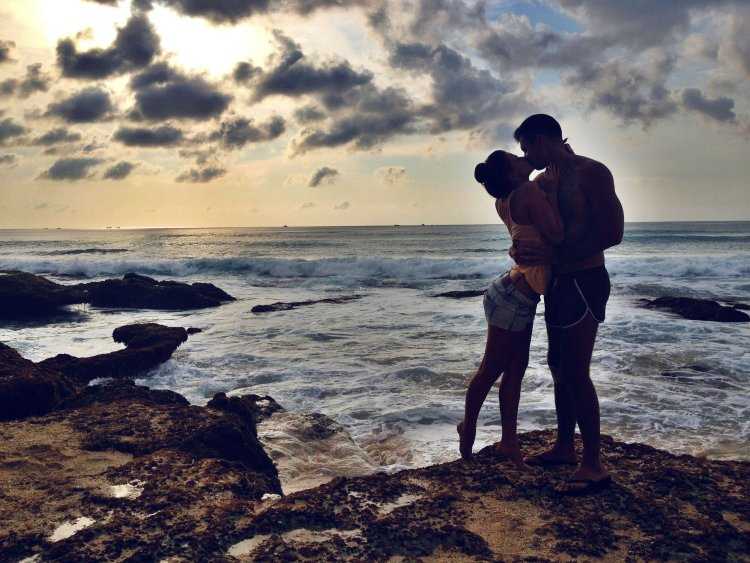 Пара на море со спины