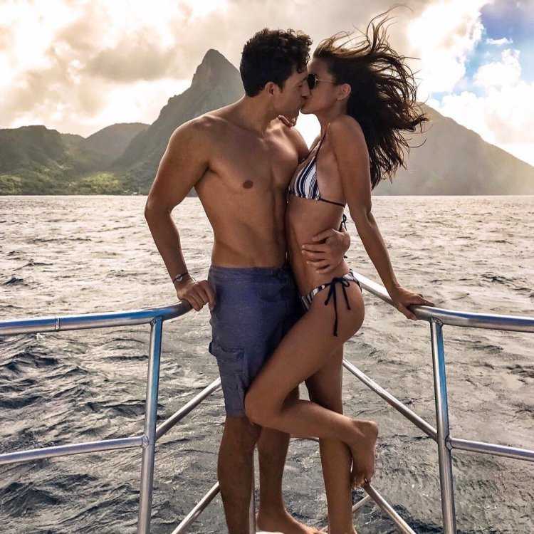 Влюбленные пары на пляже