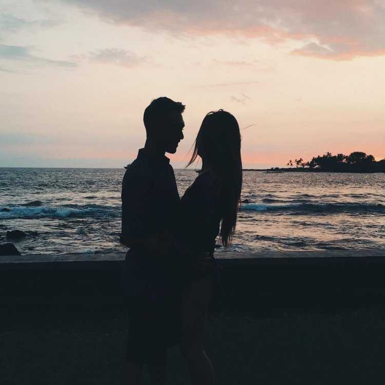 Девушка с парнем на море со спины