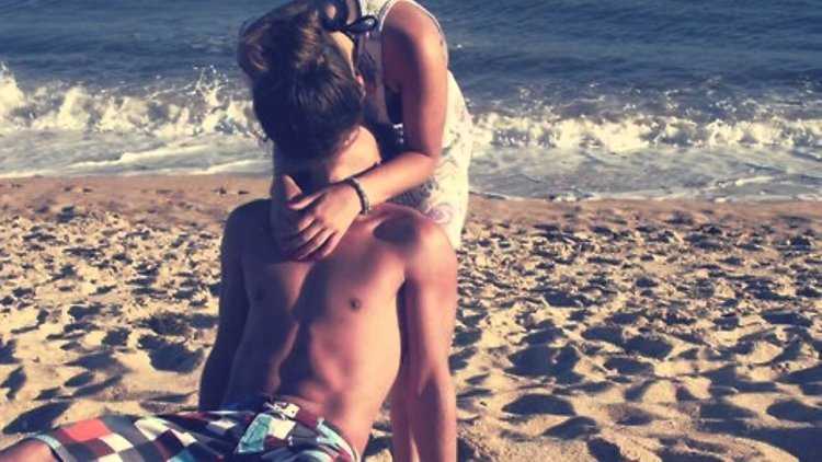 Парень с девушкой на пляже