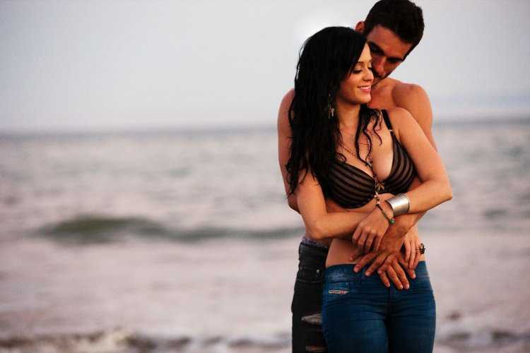 Красивая брюнетка с мужчиной