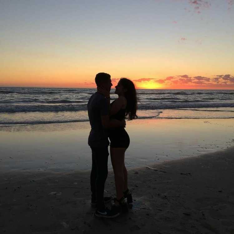 Парень с девушкой на море