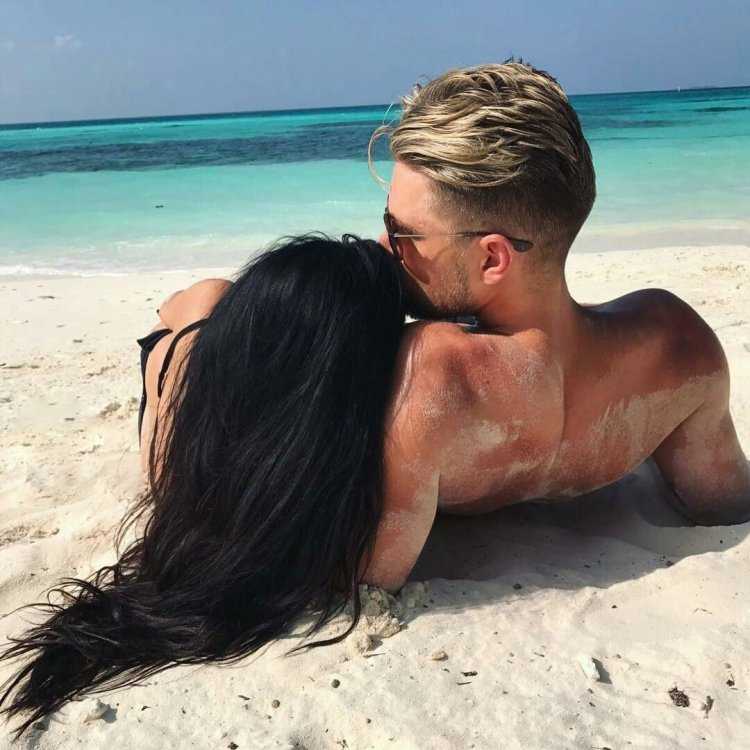 Мужчина блондин и девушка брюнетка