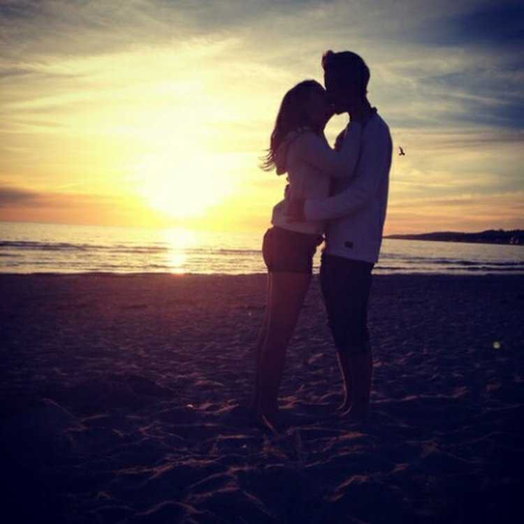 Брюнетка с парнем на закате