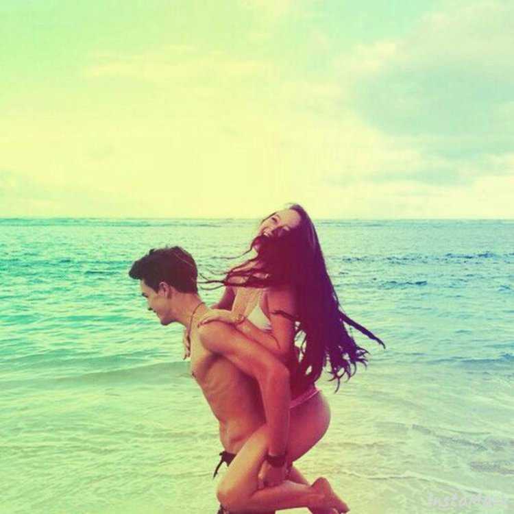 Девушка брюнетка с парнем на море