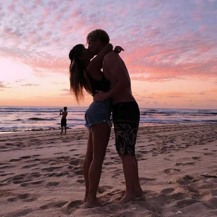 Парень с девушкой на море