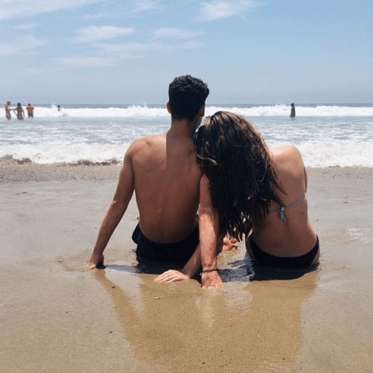 Парень с девушкой на море