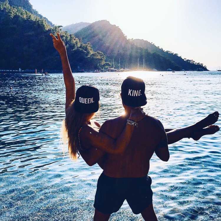 Парень в кепке с девушкой