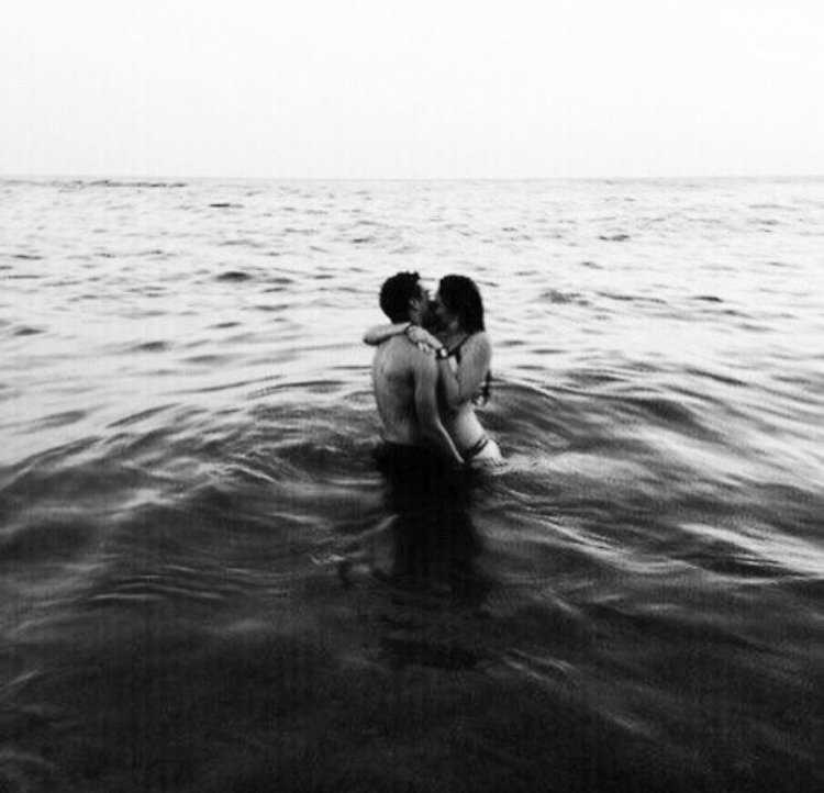 Парень и девушка в воде