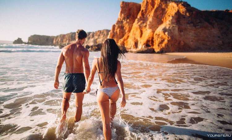 Парень с девушкой на море