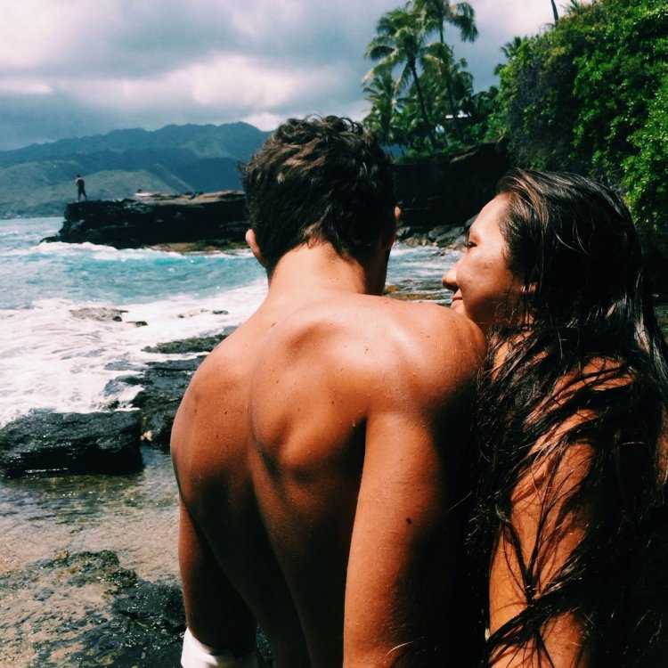 Парень с девушкой на пляже