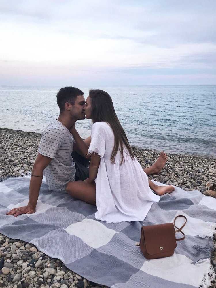 Красивая пара на море