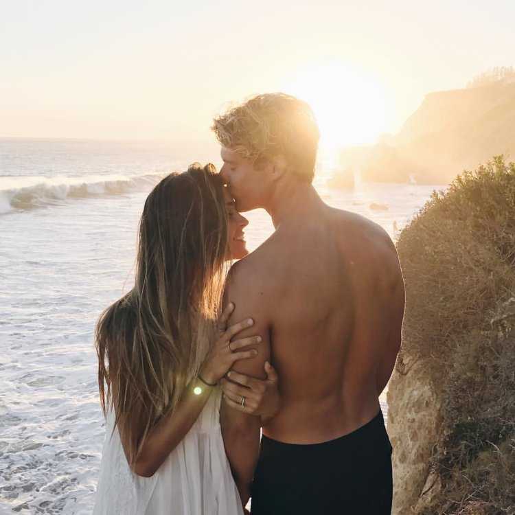 Парень с девушкой на море