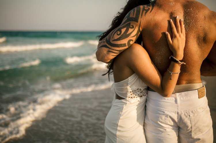 Обнимает девушку