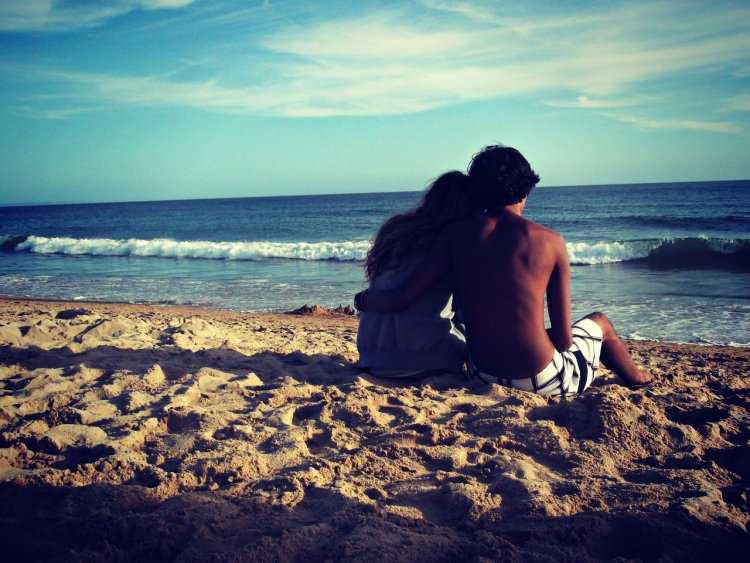 Парень с девушкой на море