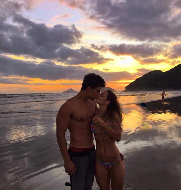 Спортивная пара на пляже