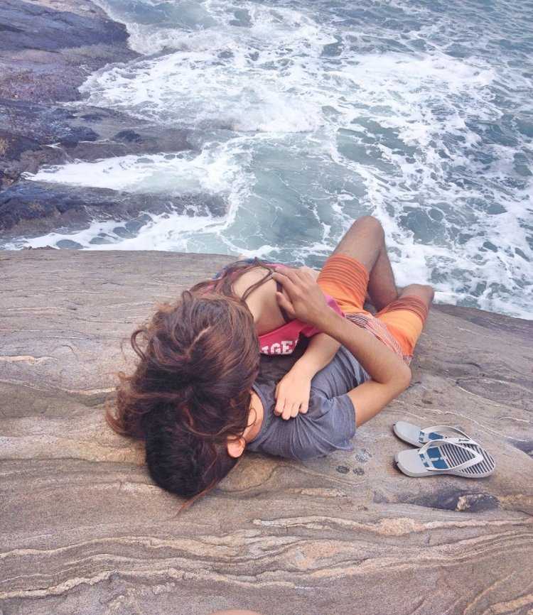 Парень с девушкой на море